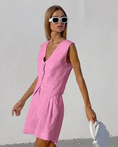 Detailansicht des rosa Baumwoll-Leinen-Anzug-Westen-Sets an Model im Sonnenlicht.