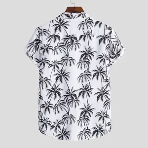 Vista trasera de una camisa de hombre de manga corta blanca con estampados de palmeras