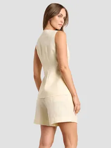 Vue arrière détaillée d'un ensemble chic deux pièces en coton et lin de couleur crème pour l'été