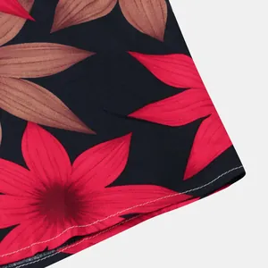 Dettaglio macro dell'orlo di una camicia floreale da uomo con doppia cucitura bianca