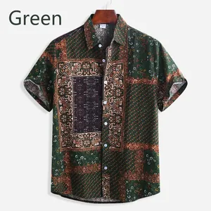 Detailopname van de groen-bruine paisley print op dit herenshirt met korte mouwen