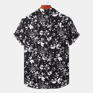 Detaillierte Rückansicht von Herren-Kurzarm-Blumenhemd mit schwarz-weißem Strandmuster