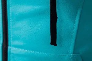 Vue détaillée du tissu bleu sarcelle respirant et du cordon de ce gilet de sport homme