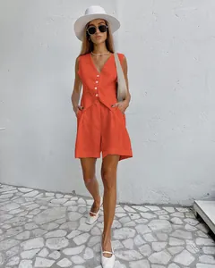 Eleganter orangefarbener Weste- und Shorts-Satz aus Leinen, getragen von einem Modell