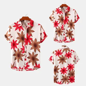 Viste dettagliate di una camicia da uomo a maniche corte con stampa floreale rossa e marrone.