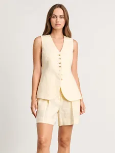 Ensemble gilet et short en lin jaune pâle pour un look d'été chic