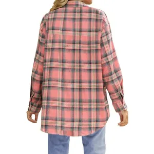 Vista posteriore dettagliata di una camicia casual a quadri da donna stile boyfriend.