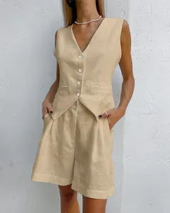 Detailansicht eines beigen Baumwoll-Leinen-Westen- und Shorts-Sets an einem Model