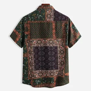 Achteraanzicht van casual herenhemd met korte mouwen en ingewikkelde paisley patchworkprint