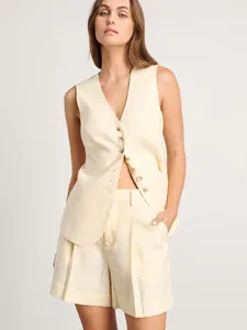 Vue détaillée d'un ensemble deux pièces en lin crème avec gilet et short pour femme