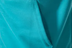 Vue rapprochée de la couture et de la poche d'un gilet de sport bleu respirant.