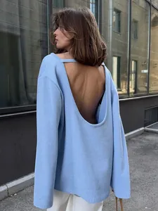 Vue détaillée du dos d'un pull bleu clair surdimensionné avec découpe en U profond