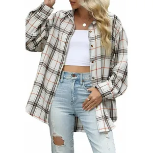 Primo piano di una camicia a quadri da donna stile boyfriend con bottoni e vestibilità casual