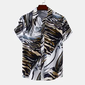 Vue détaillée du motif ondulé abstrait sur une chemise hawaïenne moderne à manches courtes
