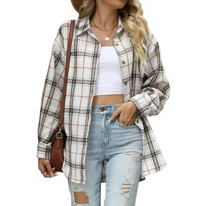 Primo piano di una camicia a scacchi oversize da donna con jeans strappati
