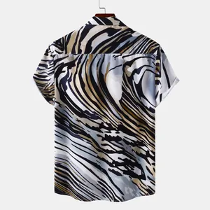 Vue arrière détaillée d'une chemise à manches courtes pour homme avec un motif ondulé abstrait