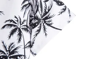 Primer plano de camisa de hombre de manga corta con estampado de palmeras negras en blanco