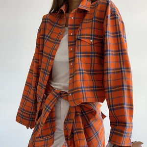 Vista dettagliata di una camicia a quadri arancione oversize con colletto per le donne.