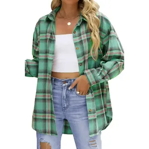 Dettaglio di una camicia a quadri casual da donna in stile boyfriend