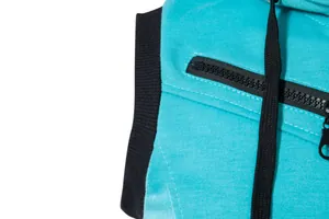 Gros plan détaillé montrant la fermeture éclair et le tissu d'un gilet de sport bleu