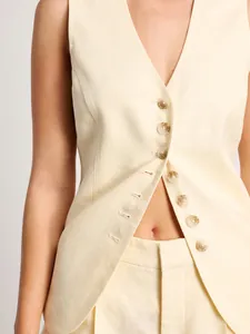 Détail en gros plan d'un gilet en lin crème avec des boutons à motif marbré élégants