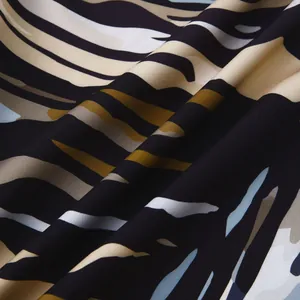 Vue macro d'un tissu à imprimé zébré abstrait multicolore avec une texture de matériau détaillée
