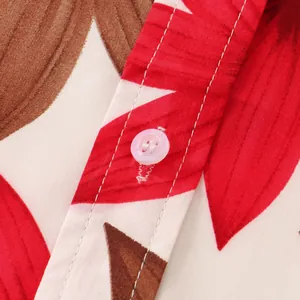 Dettaglio di una camicia estiva floreale da uomo con bottone bianco e cuciture