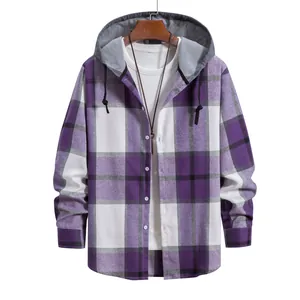 Dettaglio di una camicia a maniche lunghe a quadri viola con cappuccio e coulisse regolabile