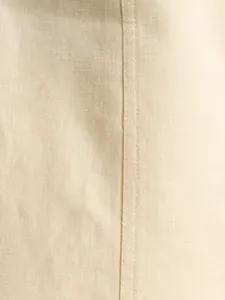 Vue détaillée de la texture du tissu en coton et lin et coutures doubles durables