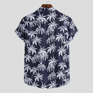 Vista trasera de camisa casual de hombre de manga corta con estampado de palmeras blancas en azul