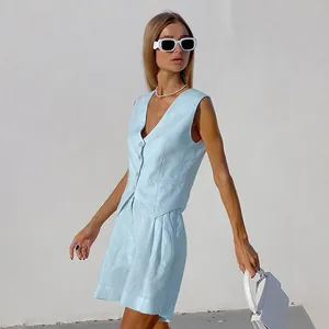 Hellblaues Leinen-Set aus Weste und Shorts für Damen im Sommer-Look
