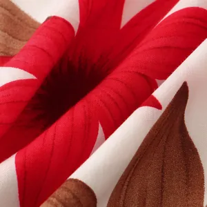 Primo piano macro del tessuto di cotone floreale traspirante per camicia estiva a maniche corte