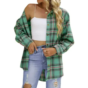 Vista dettagliata di una camicia a scacchi casual stile boyfriend da donna in verde