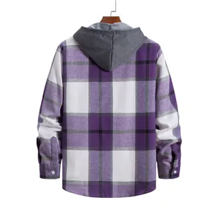 Vista posteriore di una camicia casual a quadri viola con cappuccio da uomo a maniche lunghe