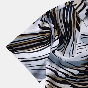 Gros plan sur le détail d'une manche de chemise hawaïenne pour homme à motif marbré