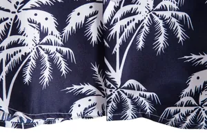 Primer plano del estampado de palmeras blancas en camisa casual de hombre azul marino