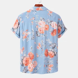 Detaillierte Rückansicht des hellblauen Herren-Hawaiihemds mit orangefarbenem Rosen-Blumenmuster