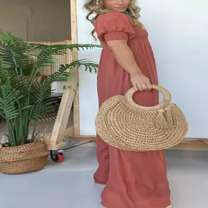 Seitenansicht eines eleganten Falten-Jumpsuits mit Puffärmeln in Terrakotta-Orange