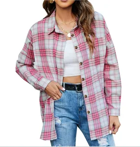 Dettaglio di camicia a quadri rosa da donna in stile boyfriend oversize