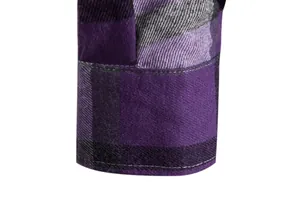 Dettaglio macro del polsino di una camicia a scacchi viola e nera con cuciture precise