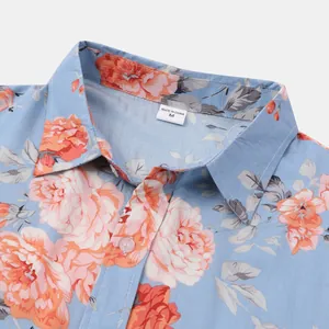 Nahaufnahme eines blauen Hawaii-Hemdkragens mit 'Made in China' Größe M Etikett