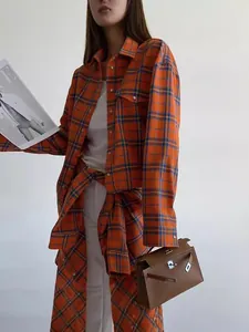 Camicia a quadri arancione in stile accademico americano ampia con tasche da donna