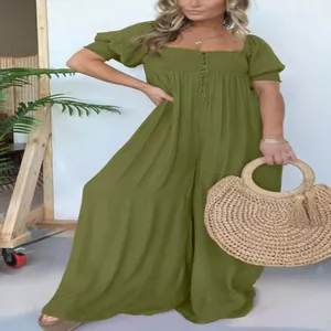 Detailaufnahme eines olivgrünen Overalls mit Smok-Mieder und modischen Puffärmeln