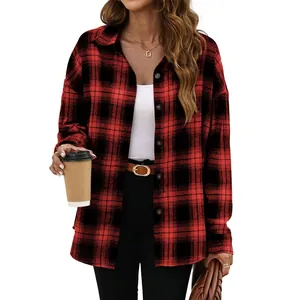 Dettaglio di una camicia a quadri rossa e nera casual e oversize da donna con bottoni