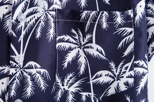 Primer plano del estampado de palmeras blancas y el bolsillo de una camisa informal azul marino