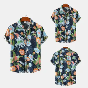 Viste dettagliate della camicia hawaiana a maniche corte da uomo con motivo floreale blu navy