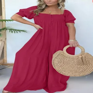 Detailansicht eines roten Damen-Jumpsuits in Übergröße mit Puffärmeln und Smok-Effekt