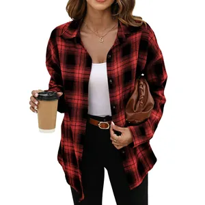 Dettaglio camicia a quadri rossa e nera da donna, stile boyfriend casual a maniche lunghe