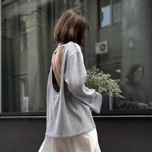 Élégant pull en maille de coton dos nu gris avec une coupe ample et sexy pour un usage quotidien