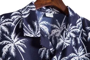 Primer plano de una camisa azul marino para hombre con estampado tropical de palmeras